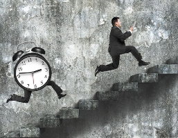 員工於甲公司任職五個月後離職去乙公司上班二個月後，然因不適應又回甲公司上班。請問其年資該如何計算？